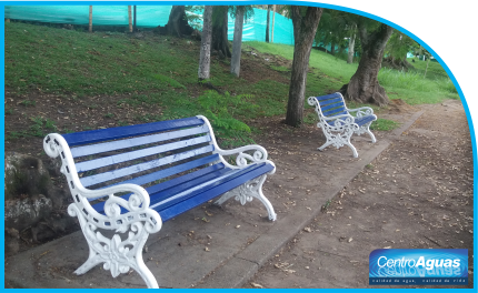 Fotografía de dos sillas en el Lago Chilicote pintadas y restauradas 