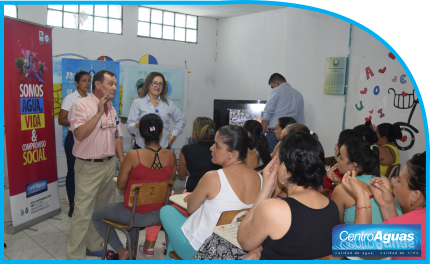 fotografía de funcionarios de CENTROAGUAS realizando charla a usuarios de la cárcel de Tuluá