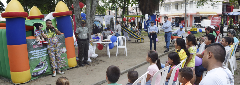 Fotografía en plano general que muestra a personal de la empresa reunida con los usuarios del barrio Popular, se ve presentación de Títeres 