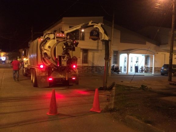 imagen del Vactor realizando limpieza de un sumidero en el barrio Rubén Cruz Vélez 